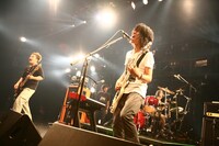 2組はともに赤坂に本社を移転したEMIミュージックに所属。ホリエも「EMI対決です（笑）」とネタにしていた。