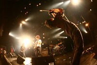 9mmも秋から全国対バンツアーを開催。対バン相手について菅原からは「すげえヤバイから」と期待させる発言も。