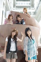 現在22歳の小池徹平（写真中央）が中学生役に挑戦した映画「ホームレス中学生」は、10月25日より全国東宝系にて公開。