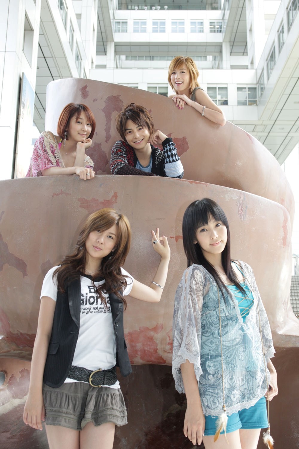 現在22歳の小池徹平（写真中央）が中学生役に挑戦した映画「ホームレス中学生」は、10月25日より全国東宝系にて公開。