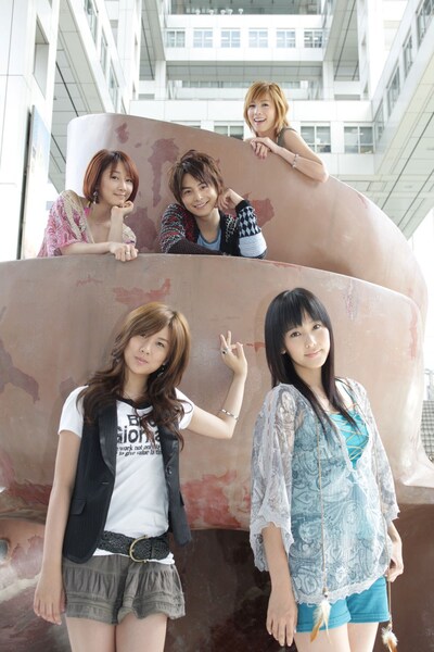 現在22歳の小池徹平（写真中央）が中学生役に挑戦した映画「ホームレス中学生」は、10月25日より全国東宝系にて公開。