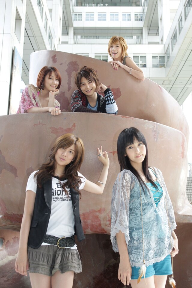 現在22歳の小池徹平（写真中央）が中学生役に挑戦した映画「ホームレス中学生」は、10月25日より全国東宝系にて公開。