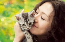 猫とキョンキョンが好きな人にはたまらない映画「グーグーだって猫である」。コロムビアWEBサイトでは、映画のシーンが使われたテーマソング「グッド グッド」の視聴映像も用意されている。
