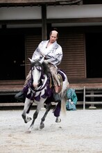 強い精神とシャイなハートをあわせ持つ、現代のサムライ吉川晃司（写真はNHK大河ドラマ「天地人」撮影シーン）。