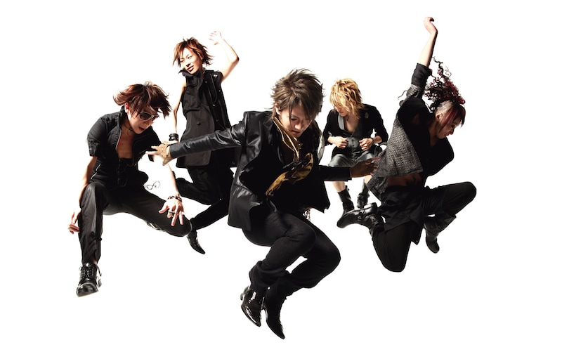 バンド名の「12012」は、ロサンゼルス市警の「犯人凶器所持」という暗号から引用。激しく刺激的なライブパフォーマンスは海外でも高く評価されている。