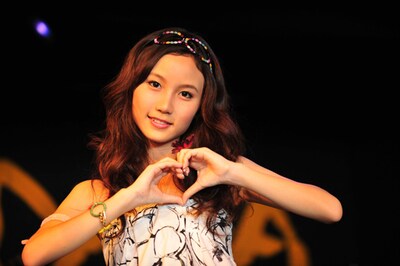 指先でハートを形作ってファンを挑発するMay。キュートな歌声とルックスにファン急増中だ。