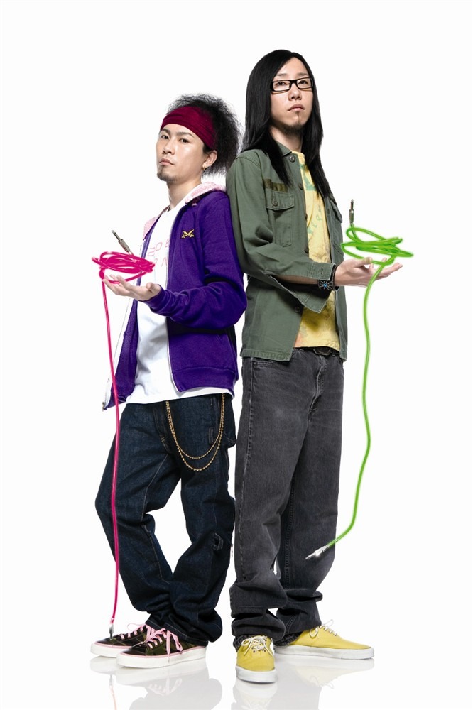 INFLAVAは「暴走目立ちたがり屋高音」のNOBE（左）、「アニオタ仏様低音」のCOZY（右）というMC2人組。このユーモラスなギャップも魅力のひとつだ。
