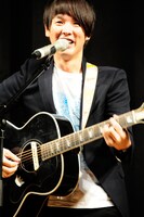 写真は8月21日に新宿の東京厚生年金会館にて行われた映画「デトロイト・メタル・シティ（以下、DMC）」の試写会＆スペシャルトークイベントの模様。当日は「甘い恋人」と「サリーマイラブ」の2曲が披露された。