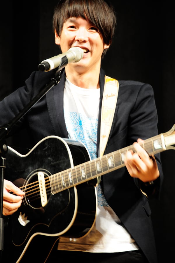 カジヒデキはライブ中、映画の「根岸君」の演奏シーンを思い出したのか、笑ってしまうシーンも。