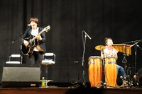 演奏中のカジヒデキ（左）。サポートにパーカッション1人を迎えて見事なライブを披露。会場を魅了した。