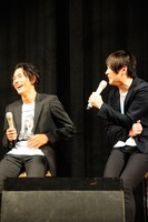 ライブ前には、劇中で松山ケンイチ（左）が演じた「ナイスタンバリン」の動きをカジヒデキ（右）が再現して笑いを取るシーンも。