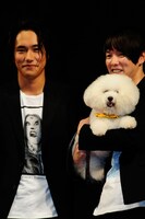 松山ケンイチ（左）とカジヒデキ（右）とメルシー（犬）。フォトセッション中には、松山がメルシーにポーズを要求するユーモラスな場面も。