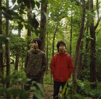 「ポラリスの涙」カップリングには、前身バンド・スーパーリラックス時代の名曲「思い出して」のセルフカバーが収められている。