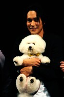 李監督が「どうしても（カジの）ライブを聴きたいというゲスト」として、映画に出演した犬・メルシーを壇上に呼ぶと、会場を歓声の渦に巻き込んだ。（写真はメルシーと松山ケンイチ）