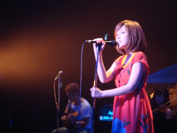 新曲「カケラ」は、クリック募金サイトdffの2億クリック突破達成記念ソングとして制作。このクリック募金サイトを通じて、アフリカに学校をひとつ作るという活動も行われている。