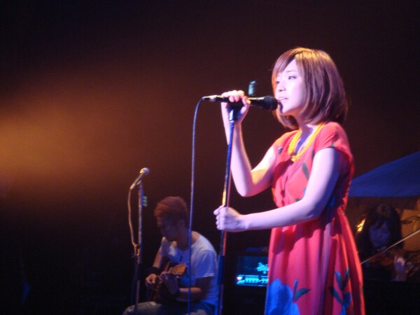 新曲「カケラ」は、クリック募金サイトdffの2億クリック突破達成記念ソングとして制作。このクリック募金サイトを通じて、アフリカに学校をひとつ作るという活動も行われている。