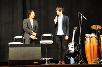 松山ケンイチ（左）は、カジヒデキ（右）が提供した劇中曲のうち、「サリーマイラブ」が一番好きだと語り、カジにライブを希望。その演奏を観客席に下りて堪能した。