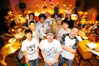 Orquesta Nudge! Nudge!は芳垣安洋、岡部洋一、高良久美子、中里たかし、川谷龍大、関根真理、辻コースケ、高田陽平、茶谷雅之、益山泰一、IZPONの11人からなるバンド。