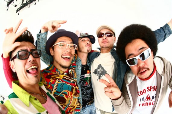 HEAVYLOOPER a.k.a TOMOHIKO（写真左端）
