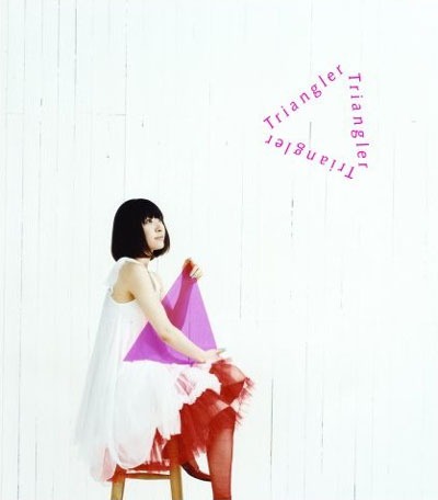 坂本真綾はライブの回数が多くないため、今回の放送は彼女のライブの雰囲気を自宅で堪能できる貴重な機会といえるだろう。（写真は最新シングル「トライアングラー」）