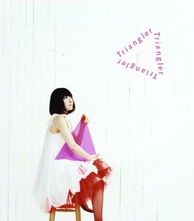 坂本真綾はライブの回数が多くないため、今回の放送は彼女のライブの雰囲気を自宅で堪能できる貴重な機会といえるだろう。（写真は最新シングル「トライアングラー」）