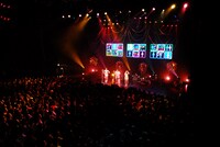 写真は6月1日に横浜BLITZで行われたツアーファイナルの模様。