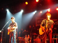 ライブはデビュー曲「とうきょう」で締めくくられた。