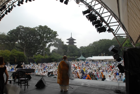 雨の中、集まったオーディエンスはカッパ姿でそれぞれのパフォーマンスを楽しんだ。