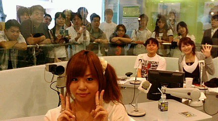 現在ネット上では“裸足でのピアノ弾き語りスタイル”が「何故裸足なのか？」と言うことで話題になっている。