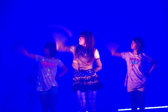 8月23日はあいにくの雨となったが、ワンマンライブの会場は大盛況。男性限定公演「Darling Side」では、北京オリンピックのリスペクトソングでもある1stシングル「チャイナ・ディスコティカ」など計16曲が披露された。