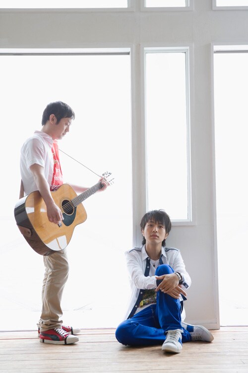 北川はゆずとしてデビューする以前に俳優活動も経験。映画やドラマなどで幅広い役を演じている（写真右がリーダー・北川悠仁。左はサブリーダー・岩沢厚治）。