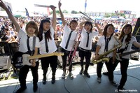 8月17日に「WARPED TOUR 2008」最終日を迎えたオレスカバンドは、約5000人のオーディエンスを前に堂々のパフォーマンスを披露し、大成功を収めた。