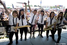 8月17日に「WARPED TOUR 2008」最終日を迎えたオレスカバンドは、約5000人のオーディエンスを前に堂々のパフォーマンスを披露し、大成功を収めた。