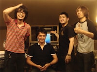 トラックダウン終了直後のひとコマ。サポートギタリスト三井律郎（THE YOUTH）、レコーディングエンジニアとともに。