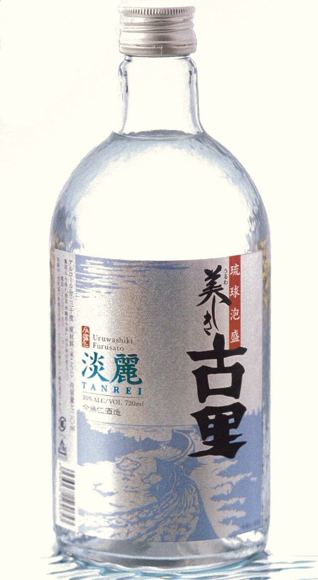 「美しき古里 淡麗」は2007年度の全国酒類コンクール泡盛部門にて人気投票第1位を獲得した人気商品。華やかな穀物香と甘味がほどよく溶け合い、すっきりとした飲みやすい味わいに仕上がっている。