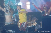 「勝手にシンドバッド」ではサンバダンサーも登場。