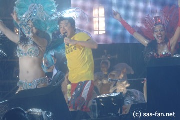 「勝手にシンドバッド」ではサンバダンサーも登場。