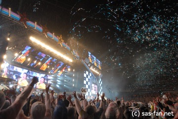 ライブでは風船や花火などの演出も多数用意され、ファンを喜ばせた。