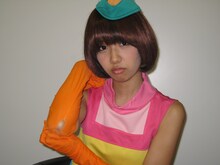 穴の開いてしまった手袋に悲しそうな表情を見せるレナ。