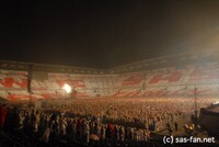 アンコール前にはメンバーへのサプライズ。「WE ARE SAS FAMILY」の人文字がスタンドを埋め尽くした。