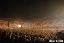 アンコール前にはメンバーへのサプライズ。「WE ARE SAS FAMILY」の人文字がスタンドを埋め尽くした。