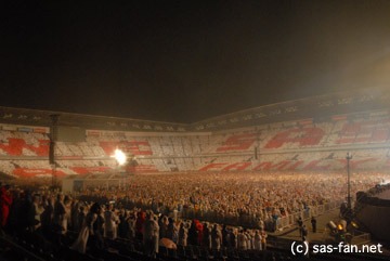 アンコール前にはメンバーへのサプライズ。「WE ARE SAS FAMILY」の人文字がスタンドを埋め尽くした。