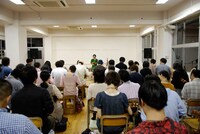 幅広い世代のあやのファン＆ウクレレ好きが集まった教室。課題曲の演奏では全員が初対面とは思えない不思議な一体感が生まれた。