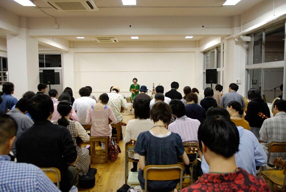 幅広い世代のあやのファン＆ウクレレ好きが集まった教室。課題曲の演奏では全員が初対面とは思えない不思議な一体感が生まれた。