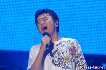 3時間以上にわたって新旧の楽曲を熱唱し続ける桑田。イントロが流れるたびに会場からは大きな歓声が上がっていた。