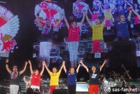 ライブの最後にはメンバー1人1人から挨拶も。原由子は「雨の中盛り上げてくださってありがとうございました」と声を詰まらせた。