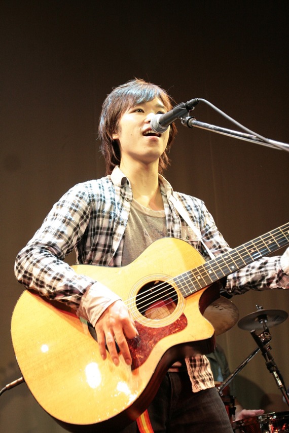 爽やかな歌声で会場を魅了する高橋啓太（Vo, G）。