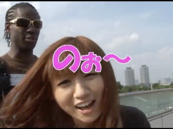 道行く外国人に「Do You Know "YURIDO" ?」と問いかけるも、返事は「No」。「のぉ～」と落ち込むかわいそうなゆりしー。