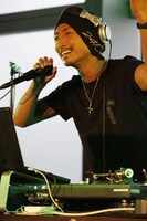 マイクパフォーマンスで会場をアゲにかかるDJ MAKIDAI。