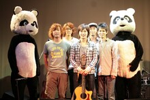 応援に駆けつけた可愛いパンダの着ぐるみとオトナモードの5人。メンバーも思わず微笑む愛らしさだ。